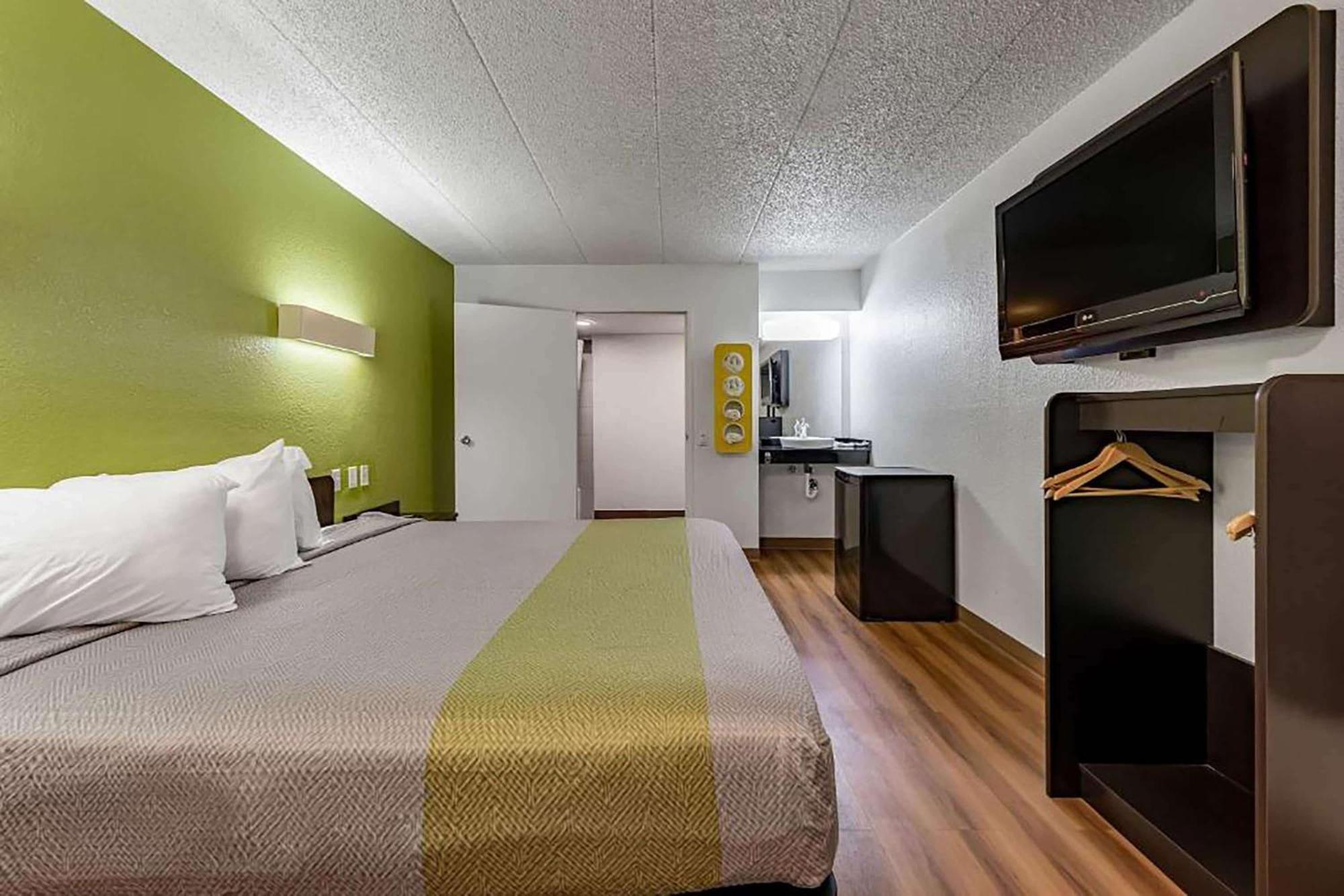 Days Inn By Wyndham Cincinnati I-71 Silverton Екстер'єр фото