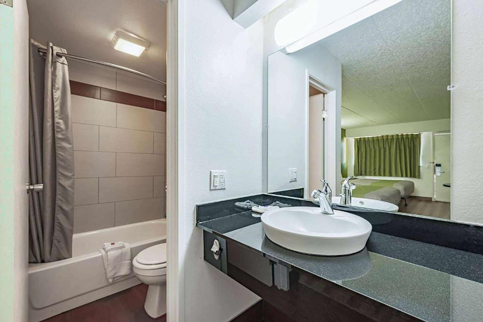 Days Inn By Wyndham Cincinnati I-71 Silverton Екстер'єр фото