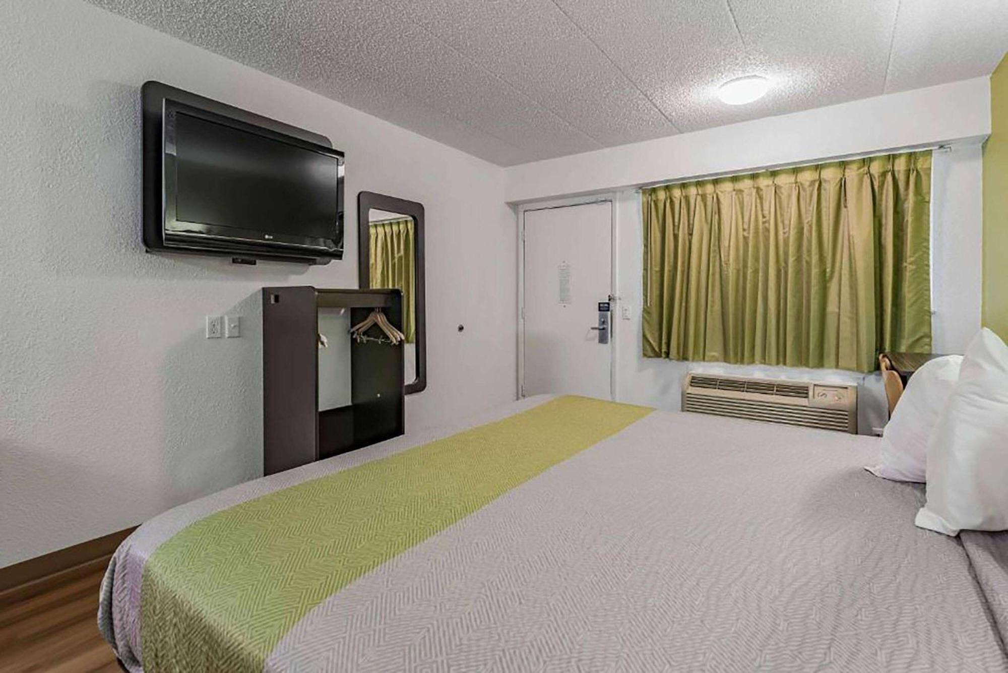 Days Inn By Wyndham Cincinnati I-71 Silverton Екстер'єр фото