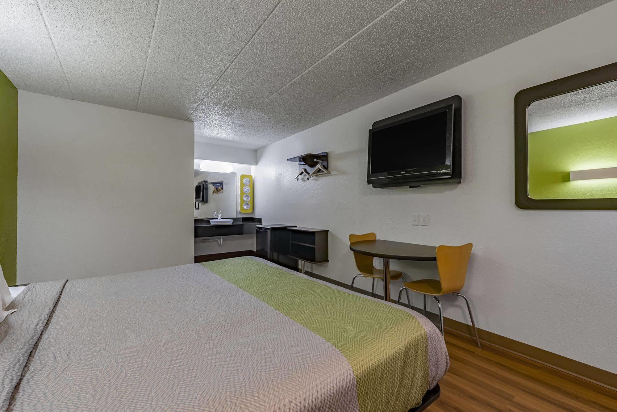 Days Inn By Wyndham Cincinnati I-71 Silverton Екстер'єр фото