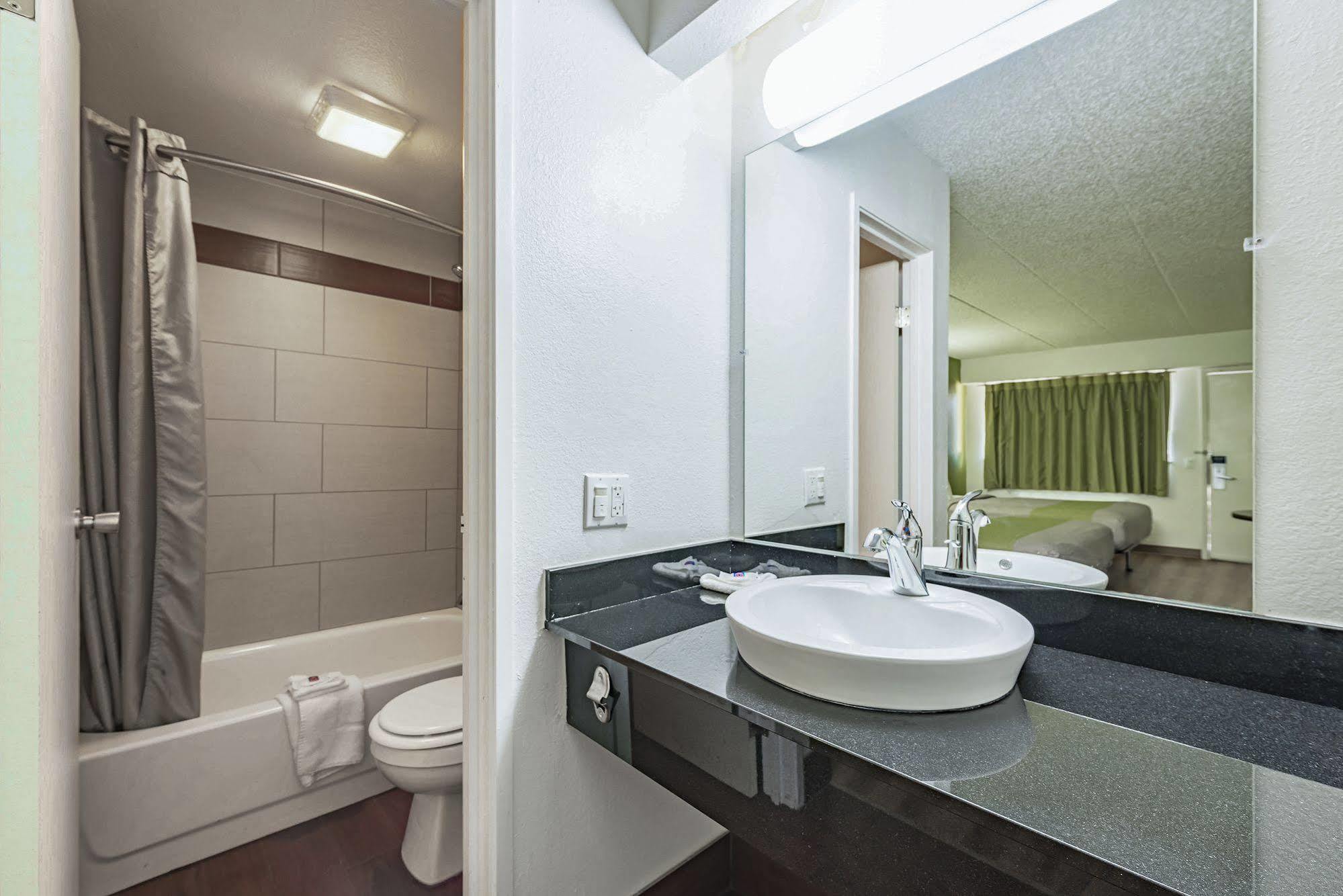 Days Inn By Wyndham Cincinnati I-71 Silverton Екстер'єр фото