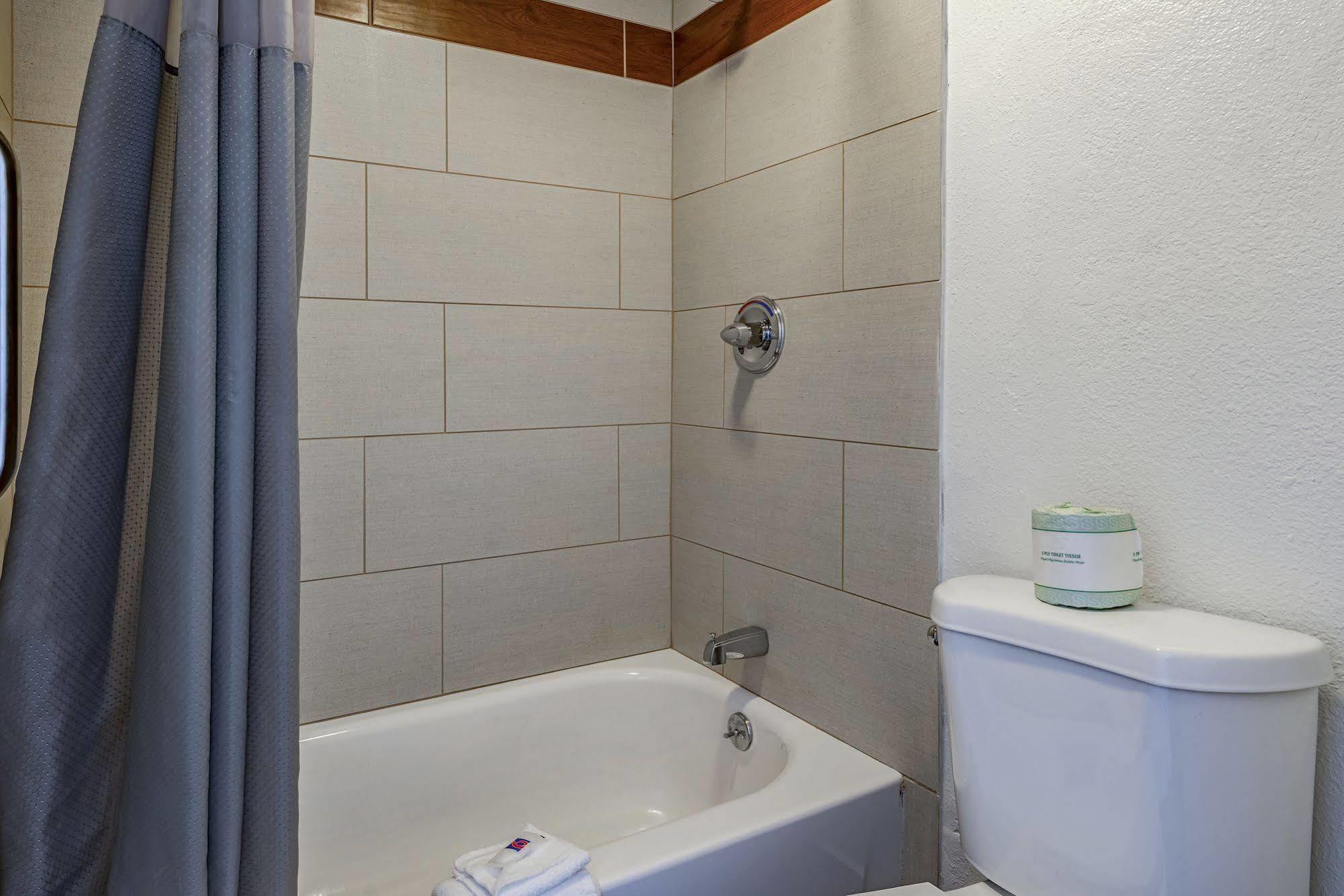 Days Inn By Wyndham Cincinnati I-71 Silverton Екстер'єр фото