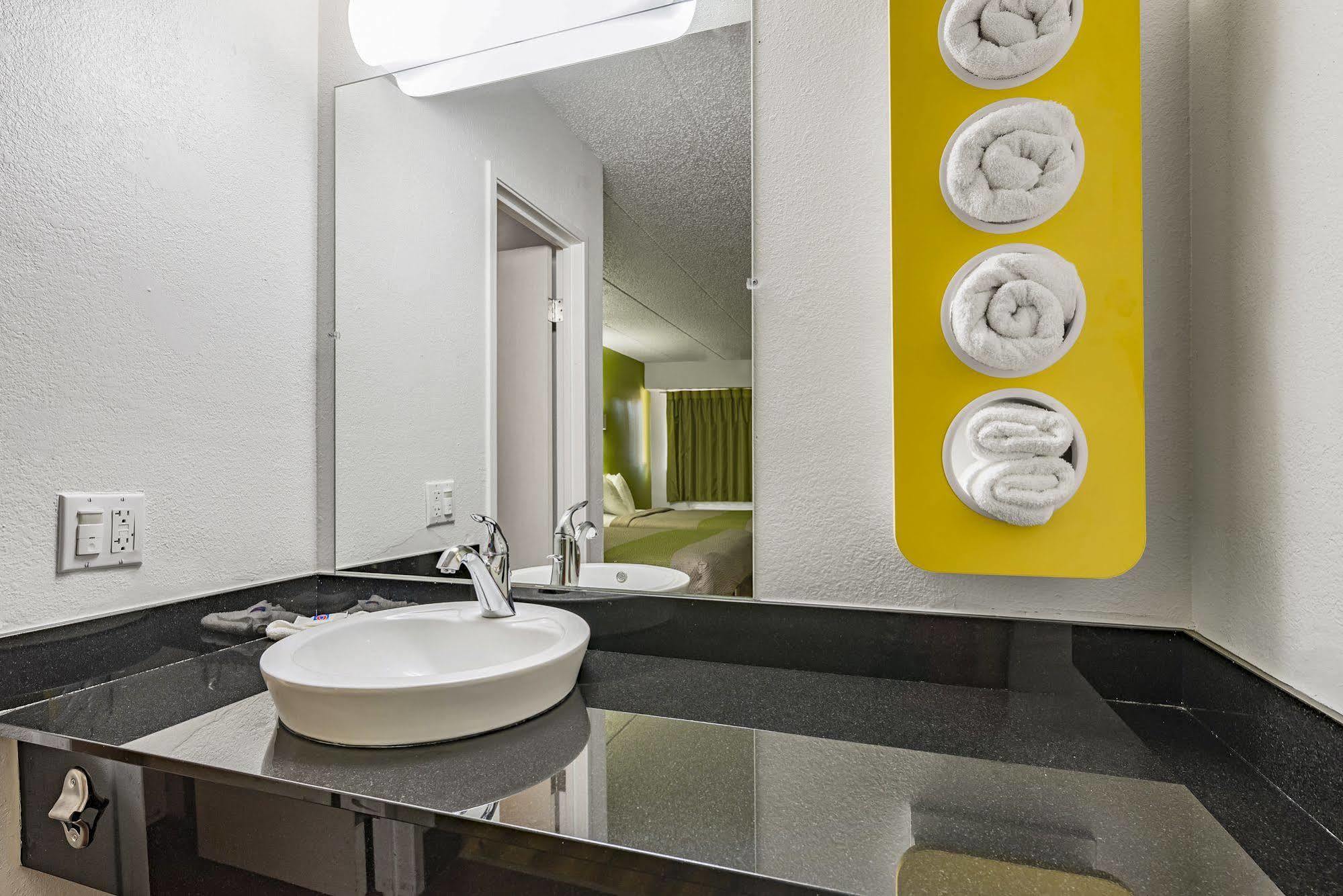 Days Inn By Wyndham Cincinnati I-71 Silverton Екстер'єр фото